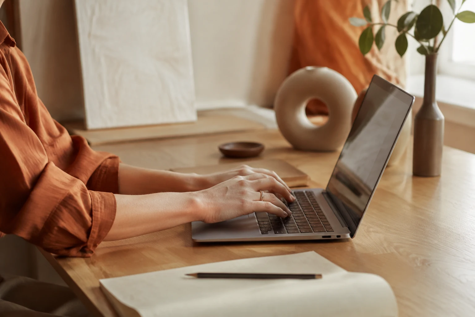 Illustration eines hellen Arbeitsplatzes mit Laptop